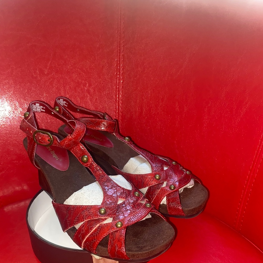 Size 8 Bare traps heels
